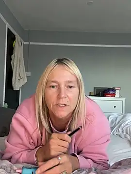Blondnboujee53 Webcamshow