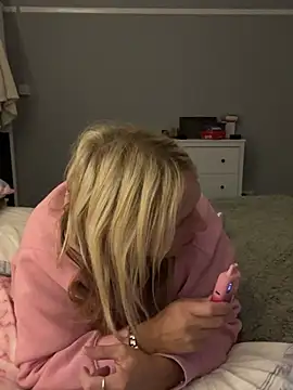 Blondnboujee53 Webcamshow