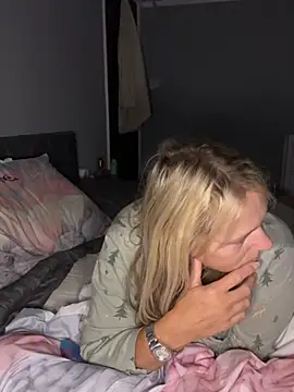 Webkamerová show Blondnboujee53