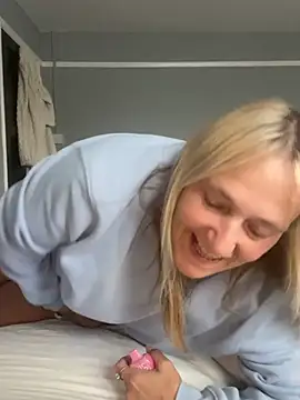 Blondnboujee53's Webcam Show