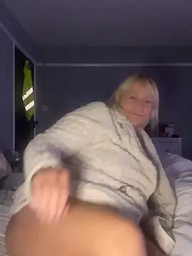 Blondnboujee53's Webcam Show