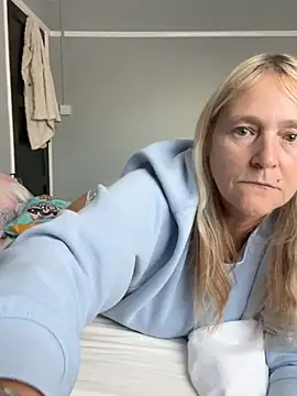 Blondnboujee53's Webcam Show