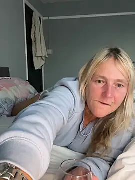 Blondnboujee53 – webcam-show