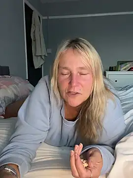 Blondnboujee53's Webcam Show
