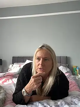 Blondnboujee53's Webcam Show
