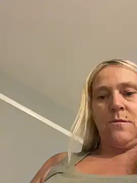 Blondnboujee53's Webcam Show