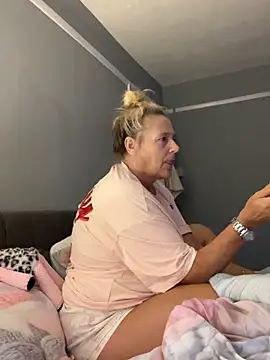 Blondnboujee53's Webcam Show