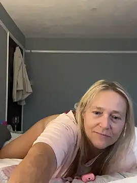 Blondnboujee53's Webcam Show