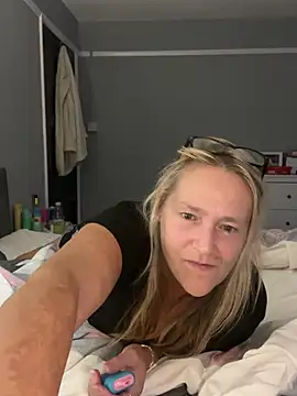 Blondnboujee53 Webcamshow