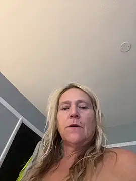 Blondnboujee53's Webcam Show