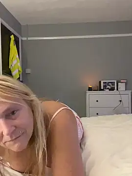 Blondnboujee53's Webcam Show