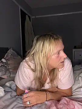 Blondnboujee53のウェブカメラショー