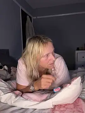 Blondnboujee53のウェブカメラショー