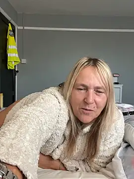 Blondnboujee53's Webcam Show