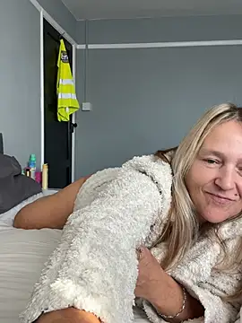 Blondnboujee53 Show in webcam
