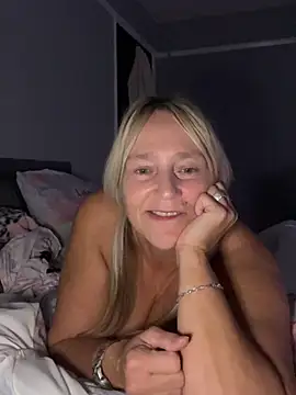 Blondnboujee53 Show in webcam