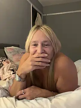 Blondnboujee53's Webcam Show