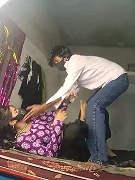 Romantic-couple10: διαδικτυακό σόου στην κάμερα
