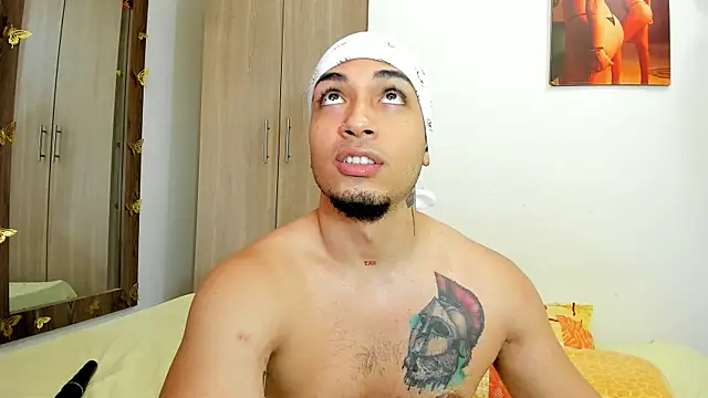 UR_LATIN_BUSHY_GUYS Webcam-Show