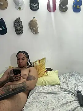 UR_LATIN_BUSHY_GUYSn Webbikameraesitys