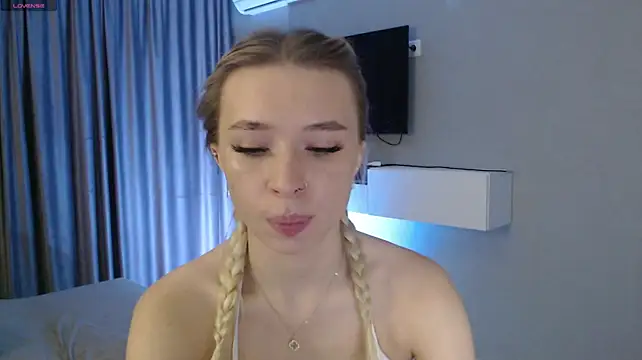 Emily_Hartt Adlı Modelin Canlı XXX Sohbeti
