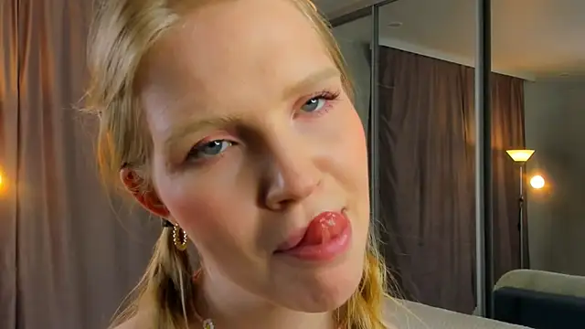 Show modela pestiyilinet na web-kameri