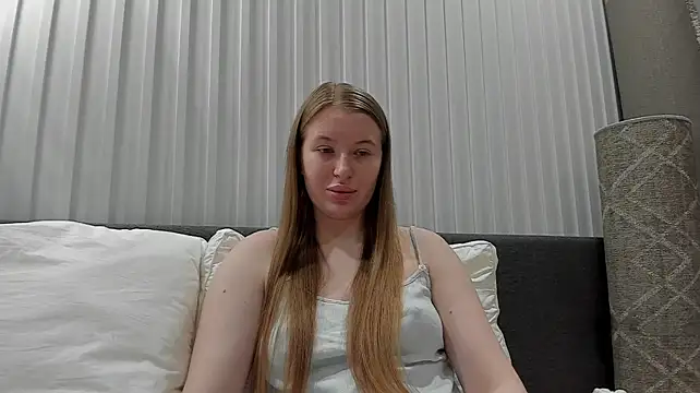 Show modela LunaWhisper_ na web-kameri