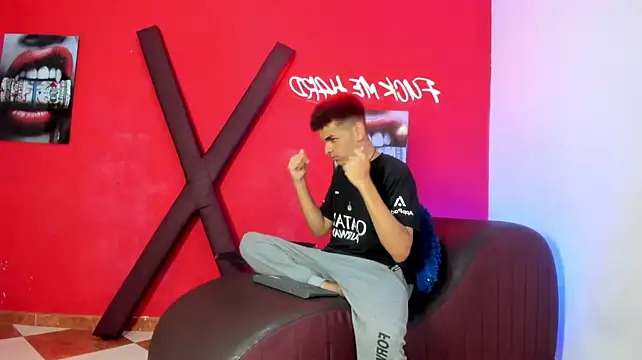 LOVE_KING1: διαδικτυακό σόου στην κάμερα