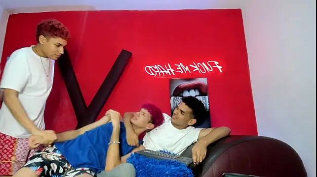 LOVE_KING1: διαδικτυακό σόου στην κάμερα