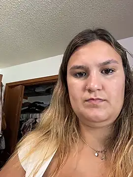 Show modela Latinamommy26 na web-kameri