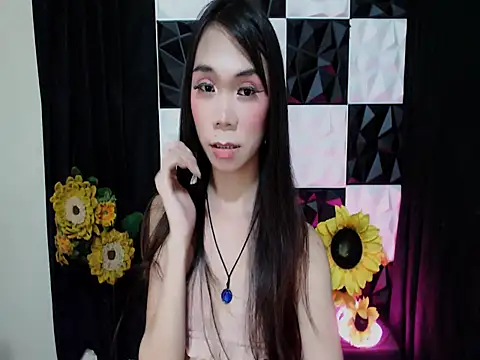 הופעת וובקאם של SKINNYasianSLUTs