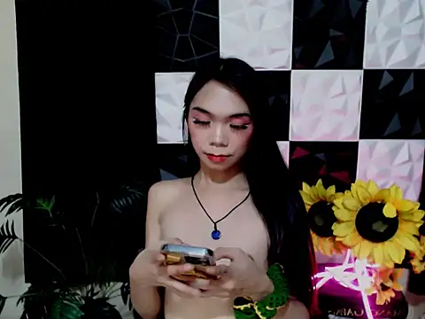Pokazy przed kamerką – SKINNYasianSLUTs