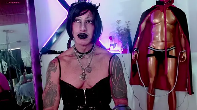 LILITHMADAME: διαδικτυακό σόου στην κάμερα
