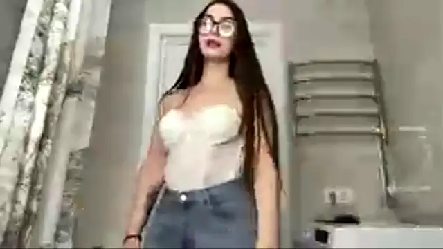 Show modela LucyLuxy na web-kameri