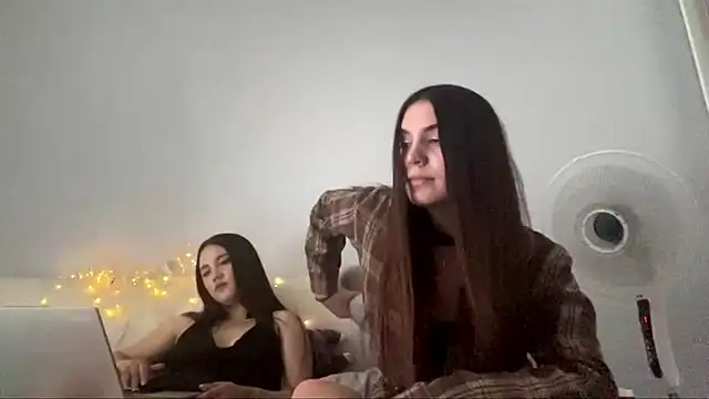 Show modela LucyLuxy na web-kameri