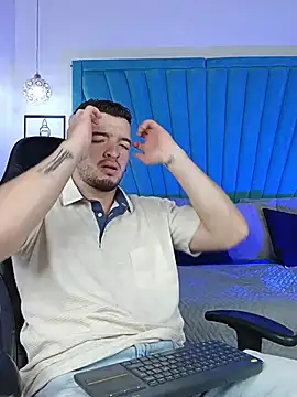 Show modela Logan_WolfJS na web-kameri