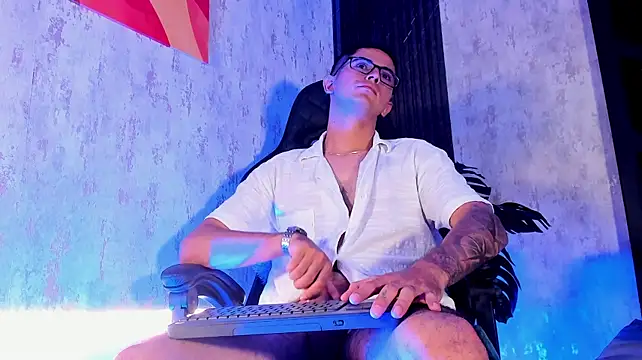 Ostin_Colt Show in webcam