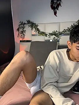 Lion_Boy18: διαδικτυακό σόου στην κάμερα