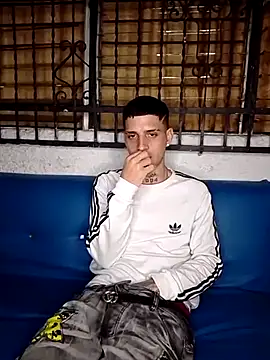 Show modela MaxHornyLatin na web-kameri