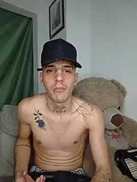 Show modela MaxHornyLatin na web-kameri