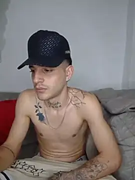 MaxHornyLatin Show Webcam