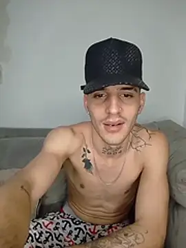 MaxHornyLatin Show Webcam