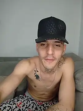 MaxHornyLatin Show Webcam