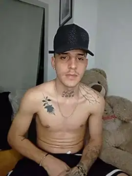 Show modela MaxHornyLatin na web-kameri