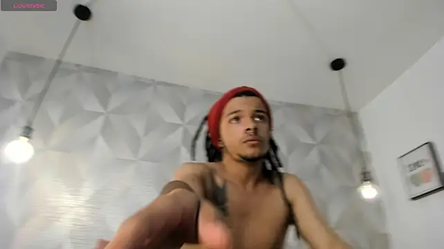 הופעת וובקאם של Lucas_jones