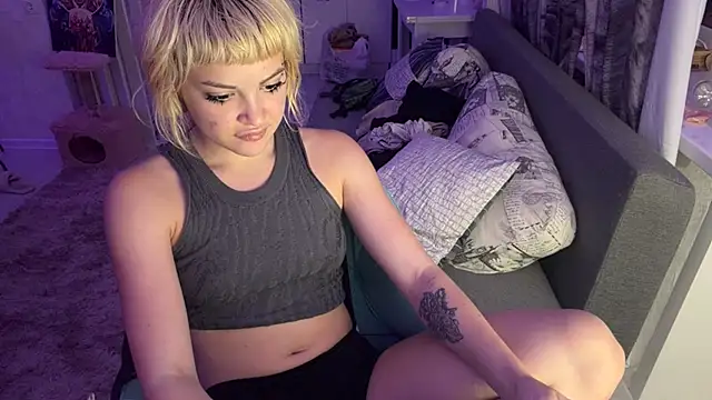 MagalyEssinger's Live XXX Chat