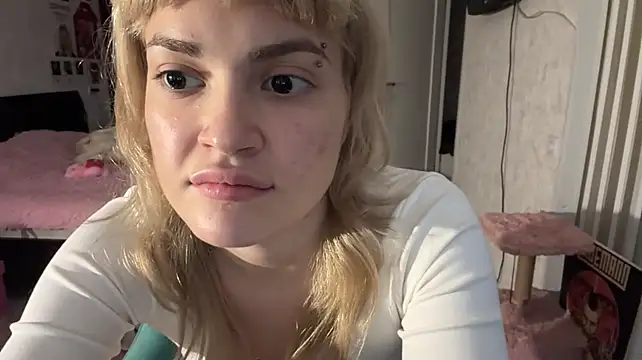 MagalyEssinger's Live XXX Chat