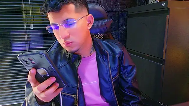kenil_salvadorr's Webcam Show