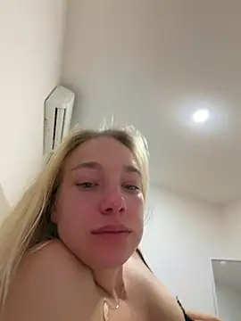 zenyra_xx Show in webcam