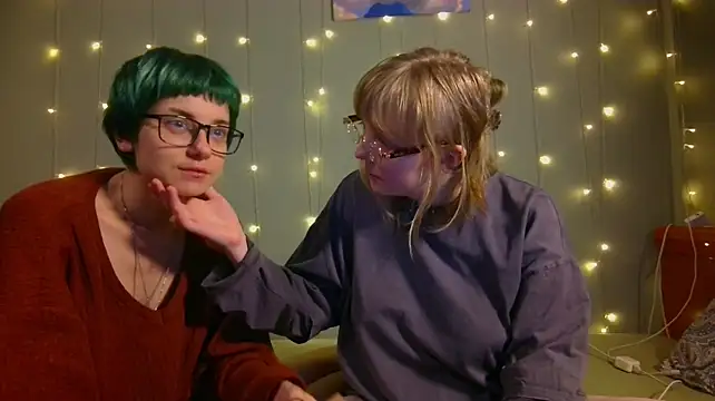 uwu_emmy Show in webcam